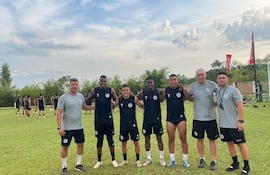 Los colombianos Cristian Giovanni Mina, Joaquín Salcedo , Elías Palacios y Juan Diego Nieva, en el 12 de Octubre SD.