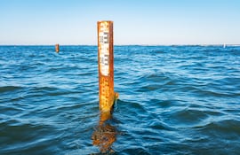Herramienta de medición de la profundidad del agua o marcador del nivel del mar.