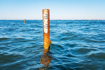 Herramienta de medición de la profundidad del agua o marcador del nivel del mar.