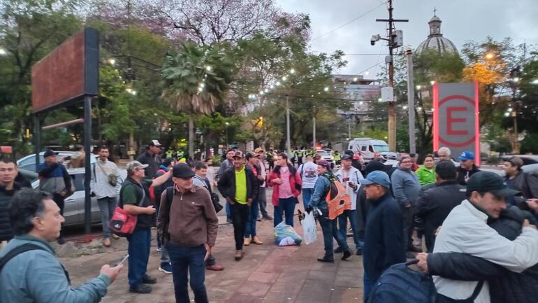 Exsoldados del 89 protestan este martes en el centro de Asunción.