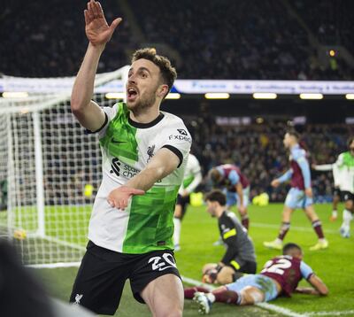 Diogo Jota de Liverpool celebra tras marcar el segundo gol durante el partido de fútbol de la Premier League inglesa entre el Burnley FC y el Liverpool FC, en Burnley, Gran Bretaña, el 26 de diciembre de 2023.