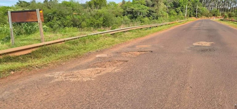 Conductores y pobladores exigen reparaciones urgentes en ruta que conecta Independencia y Paso Yobái.