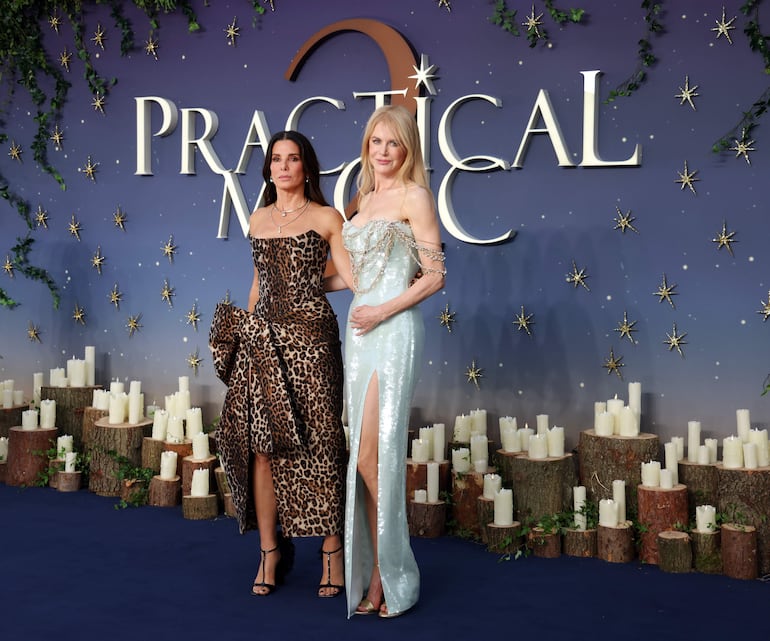 Sandra Bullock y Nicole Kidman llegaron así de espléndidas a la premier de Practical Magic 2. (EFE/EPA/ANDY RAIN)

