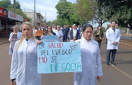 Profesionales de la salud del Hospital Regional de Ciudad del Este marcharon frente al centro asistencial.