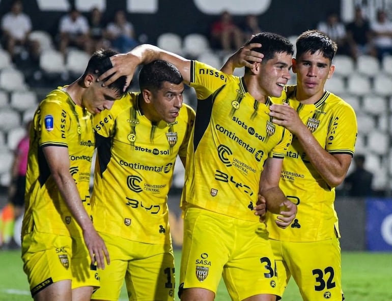 Renzo Martino (34), en el festejo de su gol en la Copa Paraguay contra Guaireña, junto con Lucas Monzón, Wilfrido Báez y Thiago Vidal Obregón.