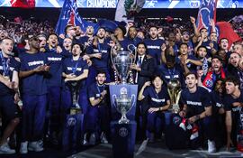 Jugadores y personal del PSG posan durante un espectáculo de celebración de la victoria del PSG en París, Francia, 01 de junio de 2025. El Paris Saint-Germain ganó la UEFA Champions League por primera vez en la historia del club tras vencer al Internazionale de Milán.