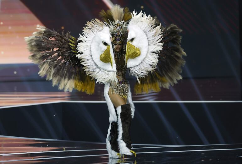 Miss Estados Unidos, Audrey Eckert, compite en el concurso de trajes nacionales de Miss Universo 2025.
