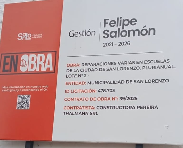 Cartel de la gestión del intendente de San Lorenzo Felipe Salomón (ANR, HC)  y la  constructora  Pereira Thalmann SRL en la escuela Francisco Caballero Álvarez .