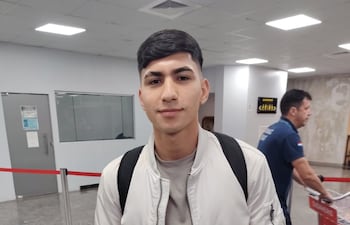 El lateral izquierdo chileno, Esteban Patricio Matus Castro (24 años), en su arribo al Aeropuerto Internacional Silvio Pettirossi.