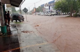 La Avda. Luis María Argaña (ex Avelino Martínez) al llenarse de agua los vehículos se refugiaron en una estación de servicios. Más tarde un camión de gran porte cayó en un canal de cielo abierto.