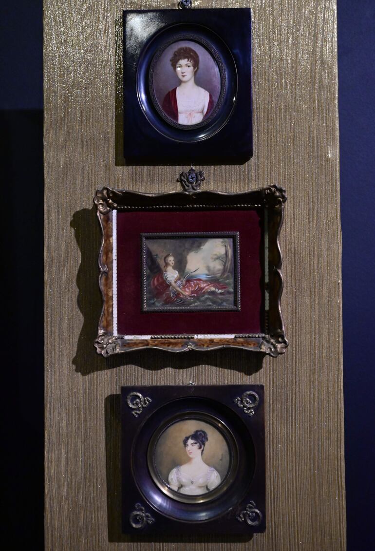 Tres cuadritos: A la griega (arriba), porcelana pintada a mano del siglo XIX mostrando la moda Neoclásica. María Adelaida de Francia como Artemisa (centro), versión miniatura de la obra de Jean Nattier (1685-1766), fines del siglo XIX, representa la moda del estilo Rococó. Abajo: Dama neoclásica por Pierre-Antoine Baudouin (1723-1769), un retrato típico del siglo XIX.