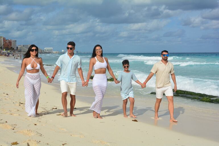 Los Cáceres Vera paseando por las playas de Cancún. (Gentileza)