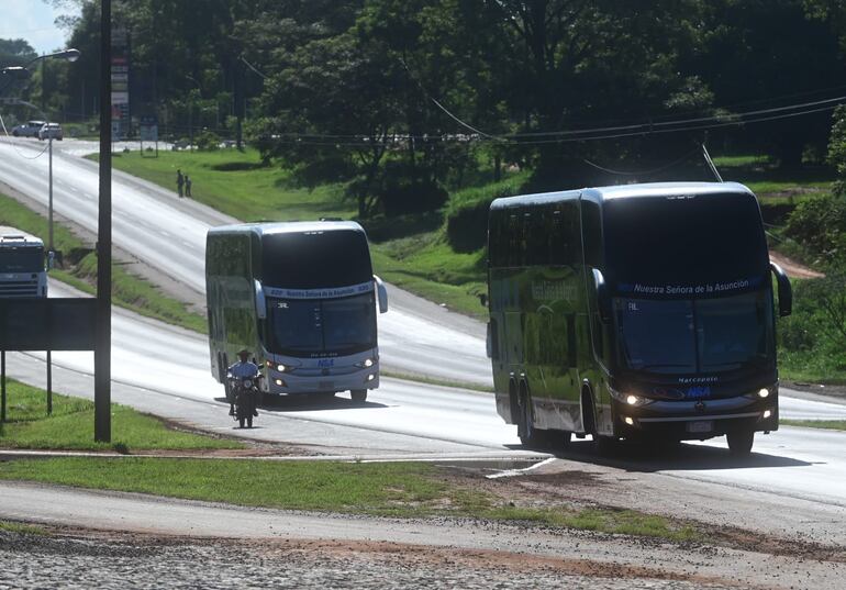La llegada de Olimpia a la ciudad de Juan León Mallorquín para enfrentar el sábado a General Caballero por la séptima fecha del torneo Apertura 2025 del fútbol paraguayo en el estadio Ka'arendy, en Juan León Mallorquín, Paraguay.