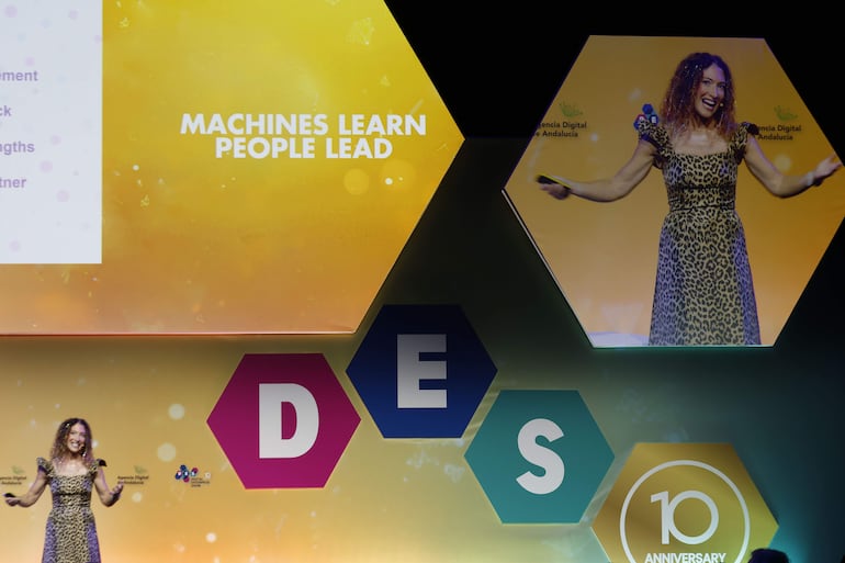 Randi Zuckerberg, emprendedora y fundadora de Zuckerberg Media, durante su ponencia "la IA que cumple", en la que expone cómo la Inteligencia Artificial (IA) está incrementando el retorno de la inversión como palanca real de impulso del negocio, en el Digital Enterprise Show que se celebra en el Palacio de Congresos de Málaga, este miércoles.
