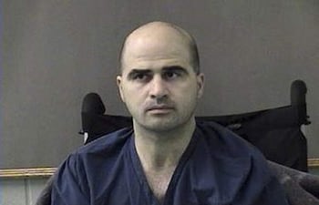 Esta fotografía de archivo del 9 de abril de 2010, difundida por la Oficina del Sheriff del condado de Bell, muestra al mayor estadounidense Nidal Hasan tras ser trasladado del Centro Médico del Ejército Brooke, en San Antonio, a la cárcel del condado de Bell, en Belton, Texas.