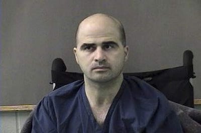 Esta fotografía de archivo del 9 de abril de 2010, difundida por la Oficina del Sheriff del condado de Bell, muestra al mayor estadounidense Nidal Hasan tras ser trasladado del Centro Médico del Ejército Brooke, en San Antonio, a la cárcel del condado de Bell, en Belton, Texas.