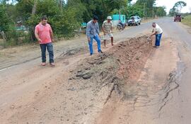 Pobladores de la zona rural de San Pedro de Ycuamandyyú lamentan desinterés por las rutas destruidas y con azadas tratan de reparar para evitar accidentes.