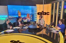 Dra. Alicia Pomata, ministra de la Mujer;
Stella Villamayor, viceministra de Protección a las Mujeres.