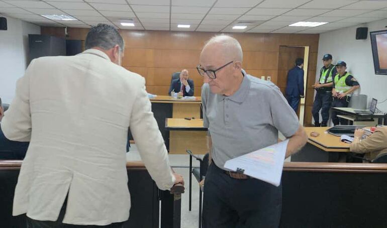 El ex policía Manuel Alcaraz se retira del banquillo, tras prestar declaración indagatoria.