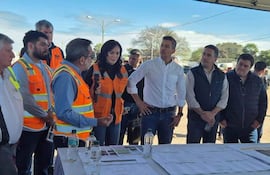 Santiago Peña y comitiva en Carmelo Peralta
