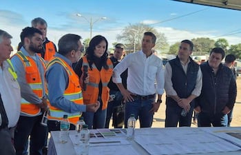 Santiago Peña y comitiva en Carmelo Peralta