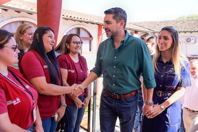 Fabiana Souto (d) -tal como entró al Congreso- de la mano de su esposo, el vice Pedro Alliana.
