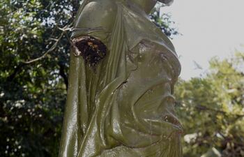 La estatua "La Primavera" se muestra sin brazo y el hueco funciona como nido de abejas. Es una de las seis piezas que se sitúan en la plaza hace 111 años. Tanto las obras como el sitio verde son patrimonio histórico nacional, pero nadie los cuida.
