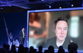 Elon Musk (en la pantalla), empresario y asesor del presidente de Estados Unidos, Donald Trump.