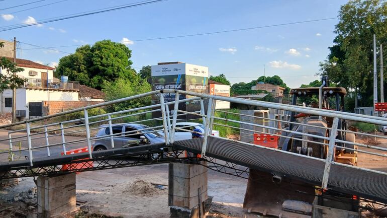 El cuestionamiento se debe a que en el centro donde ambas pendientes se unen queda en un desnivel, lo que podrías provocar pérdidas de equilibrios a los peatones.