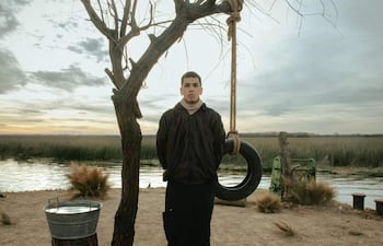 Milo J en un ambiente musical, enérgico y colorido, con elementos de producción musical visibles.