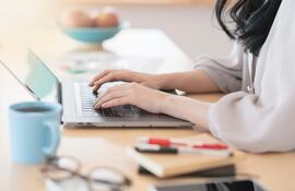 Mujer trabajando en su computadora.