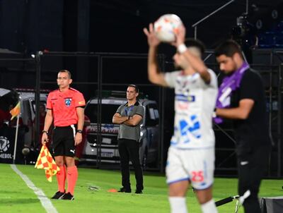 El entrenador de Nacional, Víctor Bernay, observa con mucha seriedad el desarrollo del juego ante Corinthians.