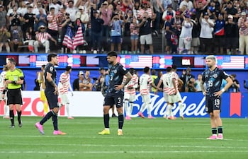 Gustavo Gómez, Omar Alderete y Julio Enciso, desconsolados tras la dura derrota frente a Estados Unidos en el debut mundialista en Los Angeles.