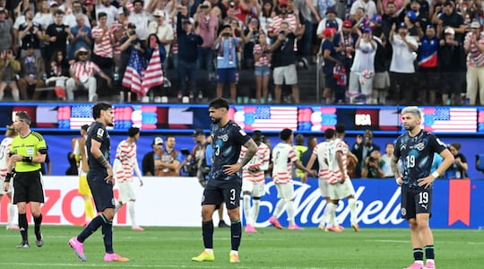 Gustavo Gómez, Omar Alderete y Julio Enciso, desconsolados tras la dura derrota frente a Estados Unidos en el debut mundialista en Los Angeles.