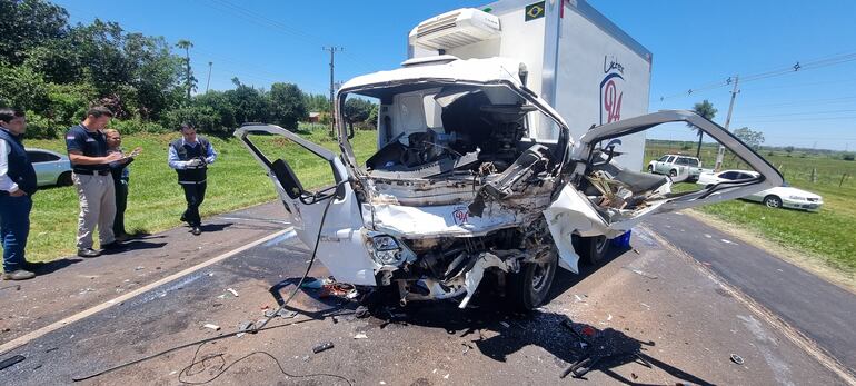 Así quedaron los dos vehículos involucrados en el grave accidente, sin víctimas fatales, en San Juan Bautista, Misiones, en el que una camioneta del MAG estuvo involucrada.
