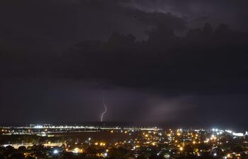 La Dirección de Meteorología e Hidrología de Paraguay emitió una alerta de lluvias con tormentas eléctricas moderadas a fuertes para esta noche.