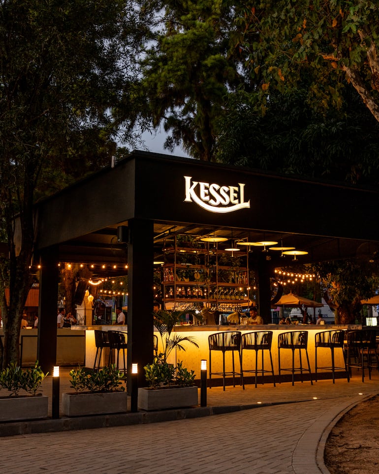 El diseño de Kessel Sanber incluye dos barras de tragos de alto nivel