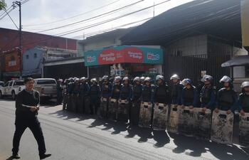 Llamó la atención a los comerciantes el fuerte dispositivo comercial que acudió al lugar solo para intervenir un local comercial.
