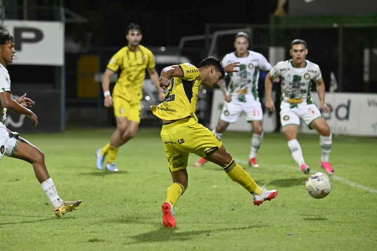 Remate fortísimo de Orlin Barreto, de Recoleta FC, para anotar el último gol de la noche en Trinidad.