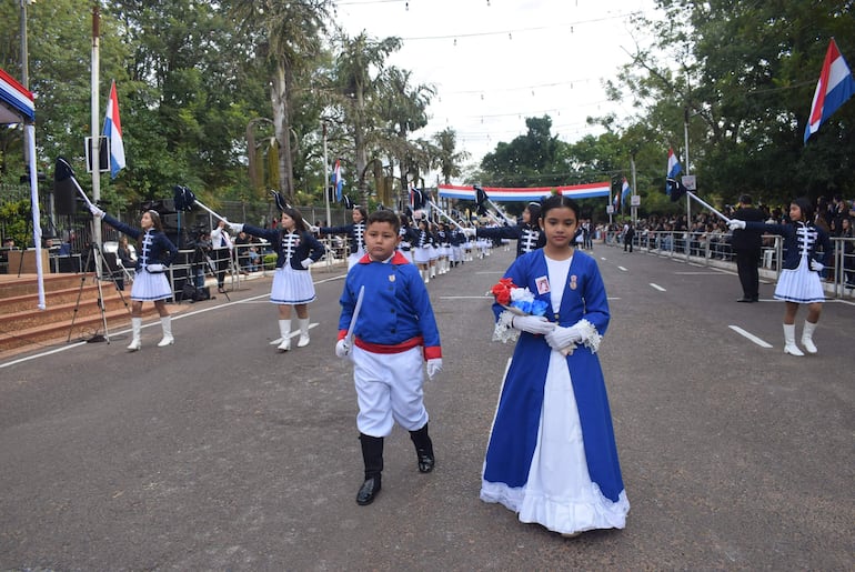 Dos alumnos de la Escuela Monseñor Ángel Nicolás Acha, vestidos con atuendos de la época de la Independencia Nacional, saludaron a la ciudad y rindieron homenaje a la patria.