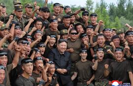 El líder norcoreano Kim Jong-un posa con soldados durante un entrenamiento.