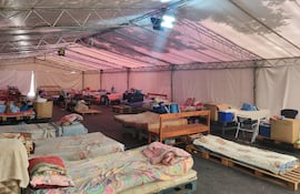 Familiares de pacientes internados están acampando en precarias condiciones. El calor intenso, la lluvia y la humedad, complican más la situación.