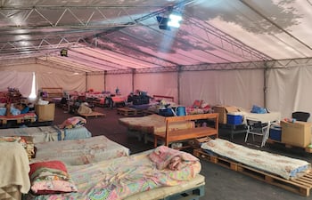 Familiares de pacientes internados están acampando en precarias condiciones. El calor intenso, la lluvia y la humedad, complican más la situación.