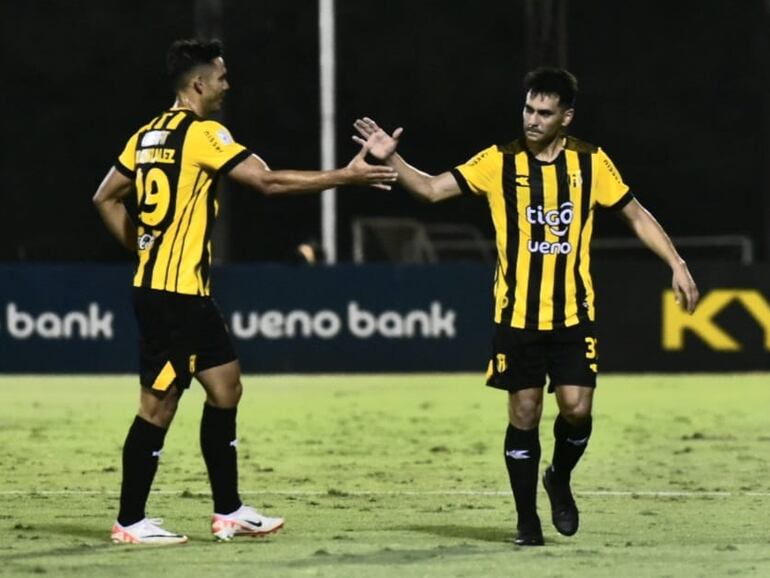 Daniel Pérez (d), futbolista de Guaraní, festeja un gol en el partido ante Tacuary por la tercera fecha del torneo Apertura 2024 del fútbol paraguayo en el estadio Rogelio Silvino Livieres, en Asunción.