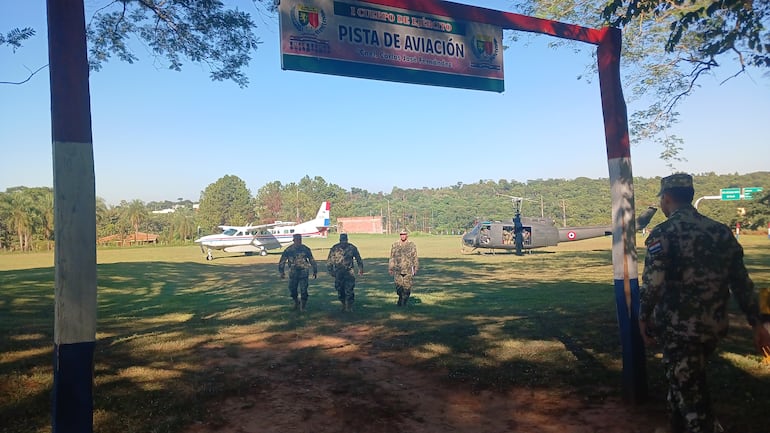 El ministro de Defensa Nacional, Óscar González, llegó por vía aérea hasta el Primer Cuerpo del Ejército de Curuguaty.
