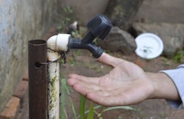 Si la falta de luz hace las tardes más sofocantes y las noches más tediosas, cuando la misma viene acompañada del desabastecimiento de agua, queda completa la problemática ciudadana y se dificulta la posibilidad de encontrar sosiego dentro la casa.