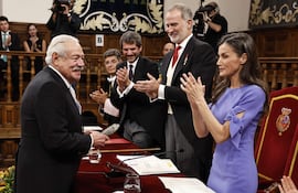 El escritor mexicano Gonzalo Celorio (i) recibe el Premio Cervantes 2025, el más importante de las letras hispanas, de manos del rey Felipe VI (c) y la reina Letizia (d), este jueves en el Paraninfo de la madrileña Universidad de Alcalá de Henares. EFE/Ballesteros/POOL