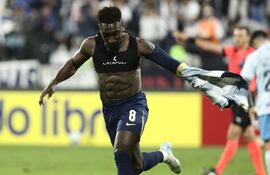 Erick Castillo de Alianza Lima celebra un gol este miércoles, durante un partido de la eliminatoria para octavos de final de la Copa Sudamericana entre Alianza Lima y Gremio en el estadio Alejandro Villanueva en Lima (Perú).