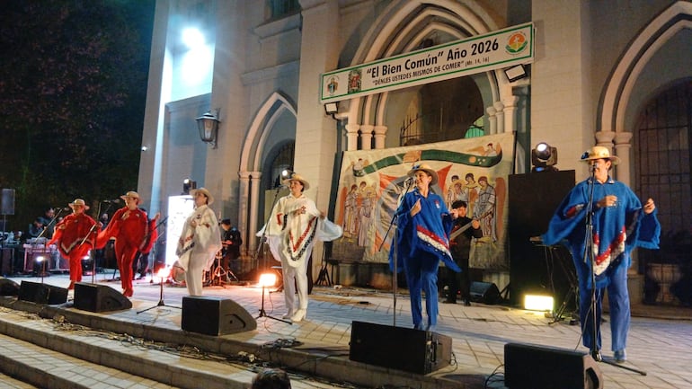 En la explanada de la Catedral de San Lorenzo, se realizó luego de muchos años una serenata en honor a San Lorenzo, diácono y mártir.