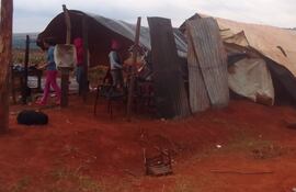 Las familias que fueron desalojadas del asentamiento San Miguel se encuentran en un precario campamento en la cercanía del río Curuguaty´y